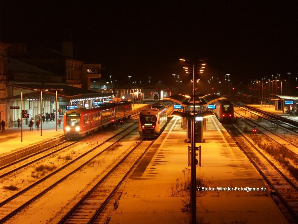 Blick vom Luftsteg auf den verschneiten Hofer Hbf. Eine 612er Doppeleinheit, dahinter versteckt der 628 Richtung Selb, ein eingefahrener Desiro der VGB, ein weiterer 612 und weiter rechts (nicht abgeb.) der eingefahrene 628 aus Bad Steben gehren um ca 17.30 Uhr zu den planmig zu sehenden Zgen. Foto vom 15.12.2009