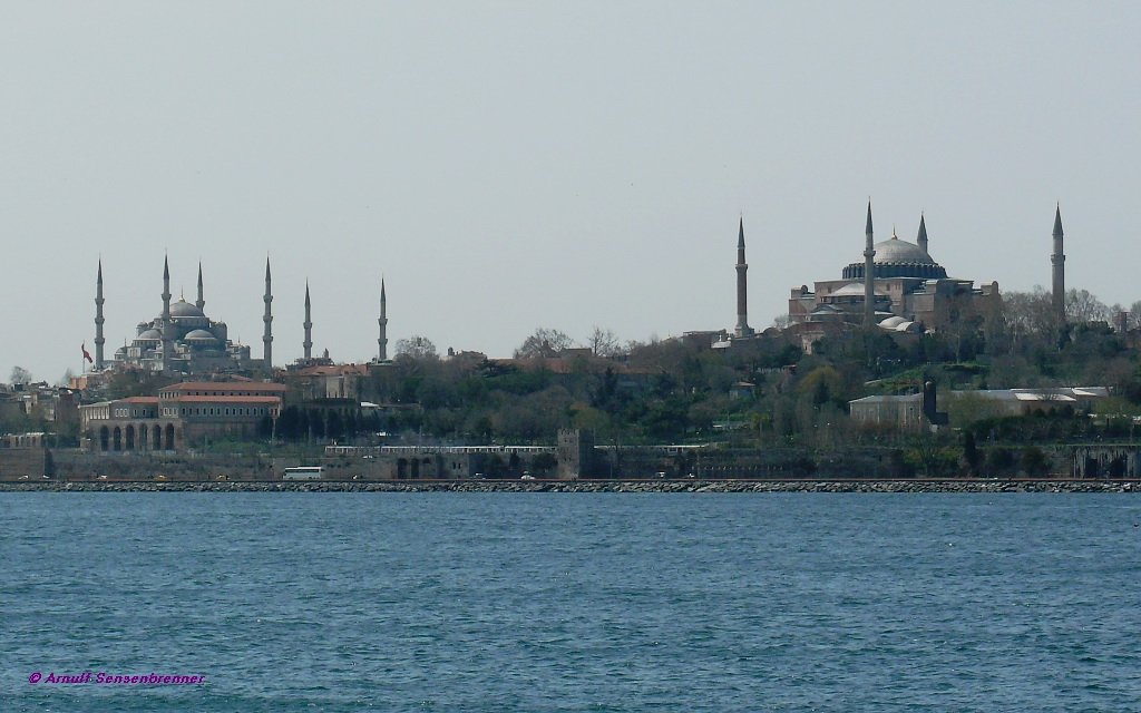 Blick vom Meer auf die Strecke zum Bahnhof Sirkeci mit der Hagia-Sophia (rechts) und der Sultan-Ahmet-Camii (Blaue Moschee) links im Bild.
Auf der Strecke sind zwei Triebzge der betagten Reihe E8000 des Istanbuler Vorortverkehrs in Doppeltraktion unterwegs.
Die Strecke umrundet hier die Halbinsel, mit dem Berg auf dem der Topkapi-Palast steht.
Nach Fertigstellung des Marmaray-Projekts mit der Bosporusquerung wird sie durch diese  unterirdische Strecke ersetzt werden.
11.04.09
