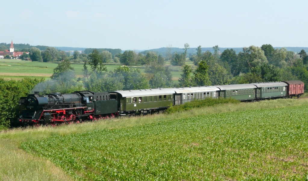 Blick nach Norden am 29.7.90 von der Bundesstrae B466 auf 03 2295 und ihren Sonderzug. Links im Hintergrund sieht man den Kirchturm von Lehmingen am anderen Wrnitzufer. (Der Zug ist etwa 300 Meter weiter sdlich als der Zug auf Bild 504194.)