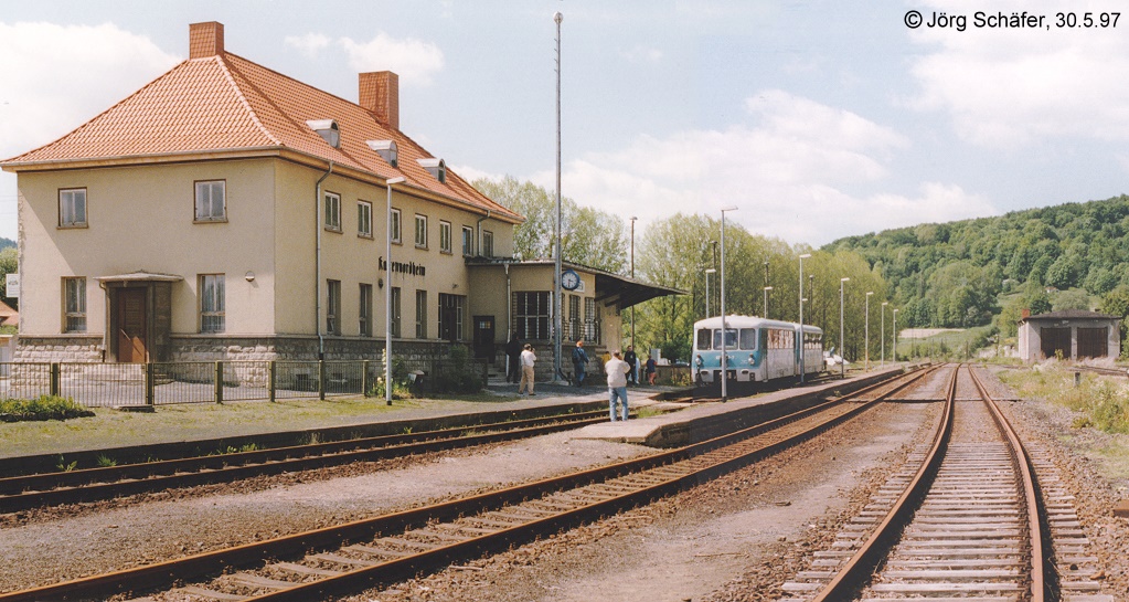 Blick nach Norden auf den Bahnhof Kaltennordheim: Der Steuerwagen 972 729 war fr seine letzte Fahrt auf der Feldabahn am 30.5.97 geschmckt worden.