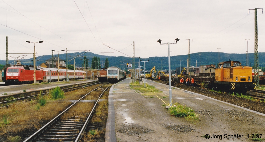 Blick nach Norden auf die noch nicht renovierten Bahnsteige des Saalfelder Bahnhofs am 4.7.97: Zwischen 120 151 (links) und 346 894 (rechts) warten eine unbekannte Lok der Baureihe 204 und ein mintgrner 628/928-Triebwagen auf den nchsten Einsatz.
