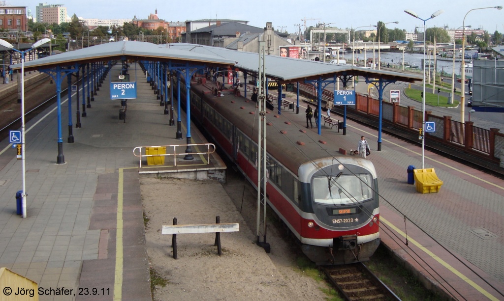 Blick nach Norden auf Stettin Hbf (Szczecin Glowny) am 23.9.11: Auf  Peron 1  steht der PKP-Triebwagen EN57-2020. Rechts im Hintergrund sieht man die Brcke, mit der die Gleise unmittelbar hinter dem Bahnhof den westlichen Oderarm berqueren.
