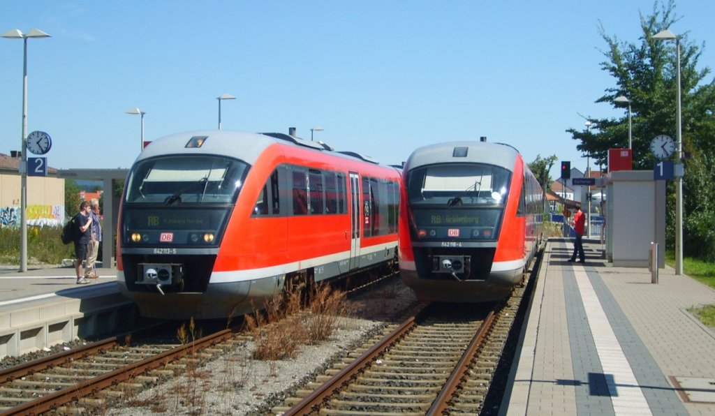 Blick nach Norden auf eine Zugkreuzung in Eschenau am 6.8.07. Bei der grundlegenden Renovierung der Grfenbergbahn bekam der Bahnhof 1999 zwei moderne Auenbahnsteige. Bild 487447 zeigt die gleiche Situation 19 Jahre vorher. 

