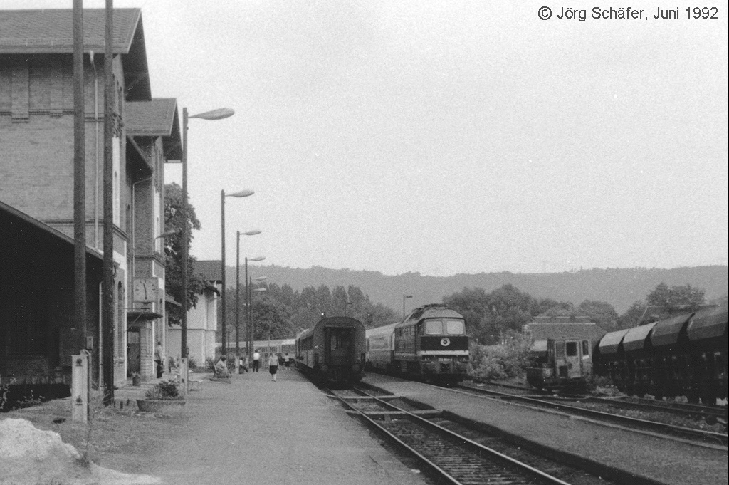 Blick nach Norden auf die Zugkreuzung in Kaulsdorf im Juni 1992. Man beachte die noch zahlreichen genutzten Gleise am rechten Bildrand.