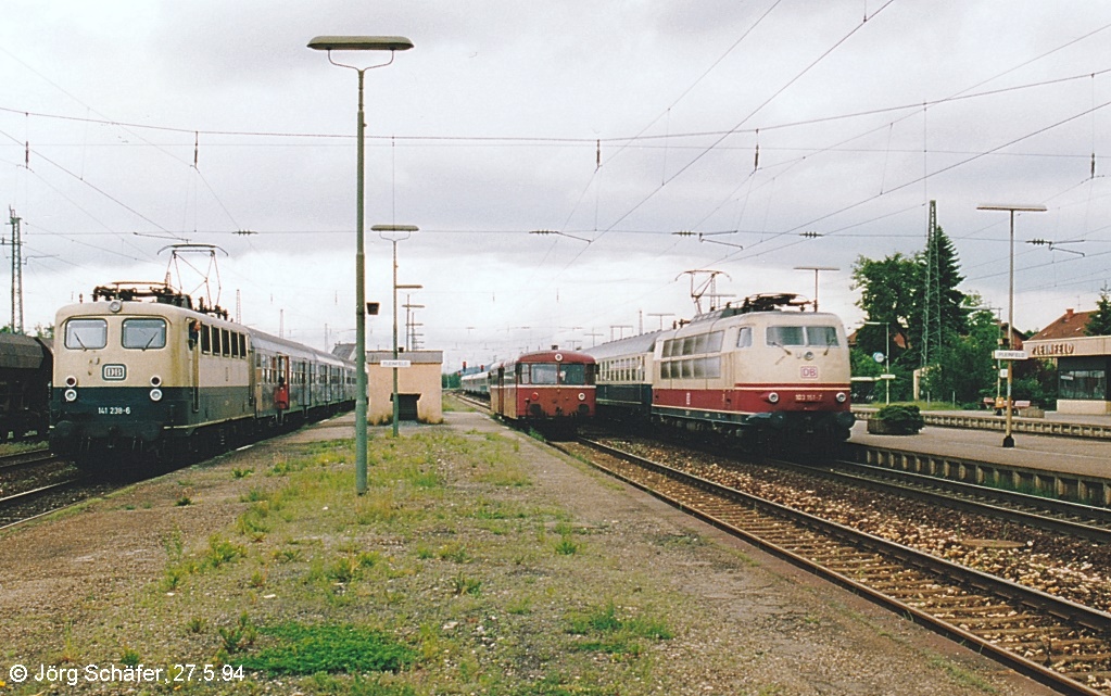 Blick nach Norden in Pleinfeld am 27.5.94: Der Schienenbus wurde zwischen 141 238 mit RB nach Treuchtlingen und 103 151 mit IC nach Mnchen „eingeklemmt“. 