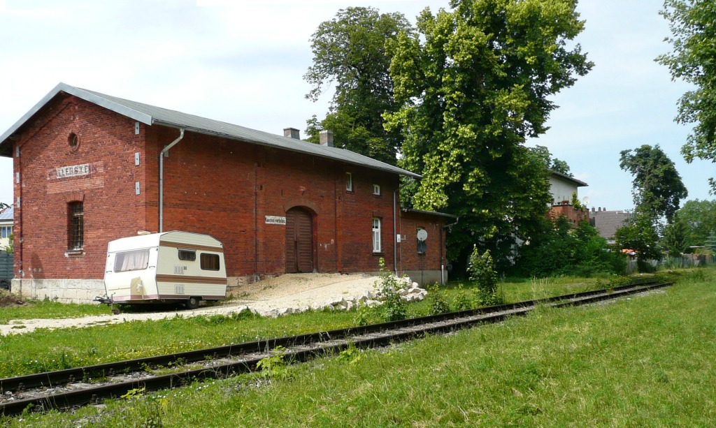 Blick nach Nordwesten auf den alten Bahnhof Wallerstein. Das hsslich verbaute Empfangsgebude versteckt sich rechts hinter den Bumen. Die Bayernbahn hlt seit 2008 (?) sdlich davon (links vom Bildrand).