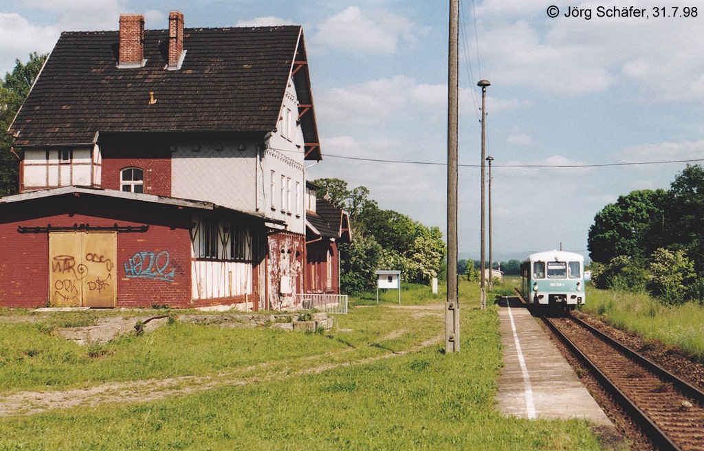 Blick nach Osten im 1998 schon zum Haltepunkt zurckgebauten Bahnhof Tiefenort in km 5,3. 972 756 hlt als RB nach Vacha kurz neben dem alten Empfangsgebude ein. 