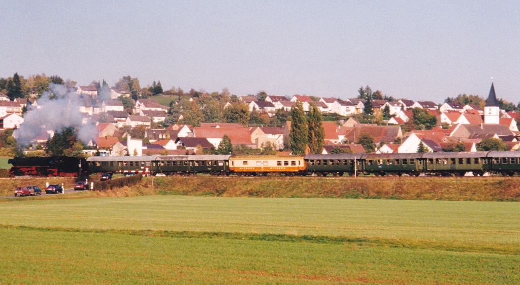 Blick nach Osten am 22.10.95: Der Sonderzug der Bayernbahn ist auf dem nrdlicheren der beiden Hainsfarther Bahnbergnge, der von der „Heimostrae“ gekreuzt wird. 