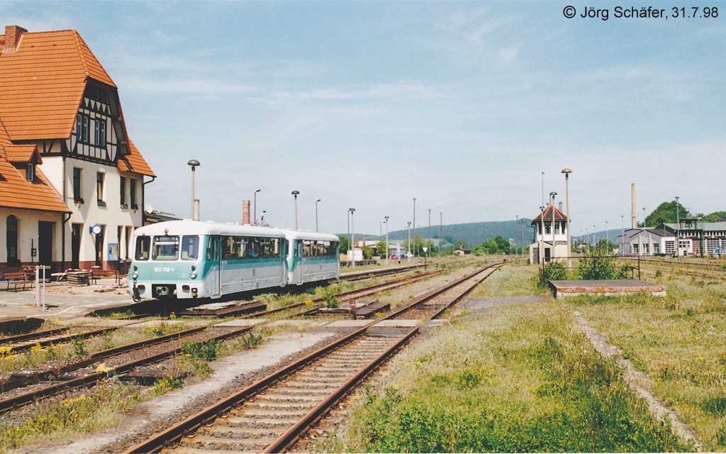 Blick nach Osten auf den Bahnhof Vacha am 31.7.98: 972 756 wartet vor dem Empfangsgeb�ude auf die R�ckfahrt. Rechts hinten steht das alte Bw.

