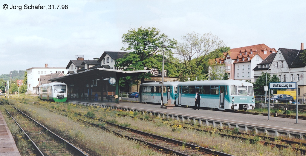 Blick nach Osten auf den Bahnhof Bad Salzungen am 31.7.98: Auf Gleis 1 wartet 972 756 als RB nach Vacha auf Anschlussreisende vom STB-Regioshuttle, der aus Bad Salzungen auf Gleis 2 eingefahren ist.