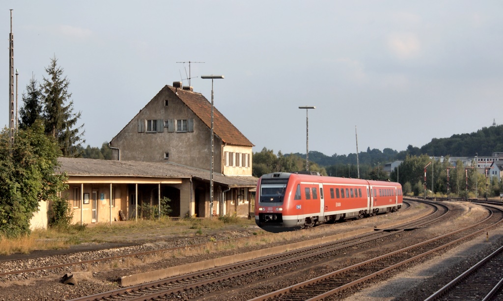 Blick nach Osten auf Bahnsteige und Empfangsgeb�ude in Luitpoldh�tte: Kaum zu glauben, dass hier schon seit 1985 keine Personenz�ge mehr halten. (5.9.12)