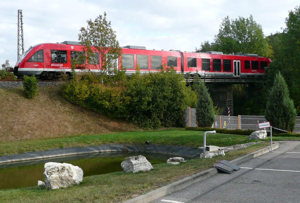 Blick nach Osten auf die Brcke der KBS 808 ber die B 466 am 5.10.11: 648 808 wird in wenigen Sekunden in Steinach am Bahnsteig ankommen.