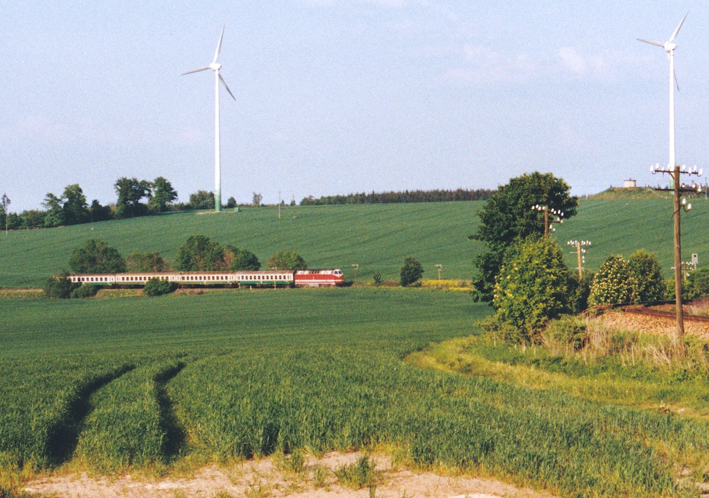 Blick nach Osten auf eine erstaunlich lange Regionalbahn nach Ziegenrck im kurvenreichen Abschnitt zwischen Triptis und Auma. (18.5.98)