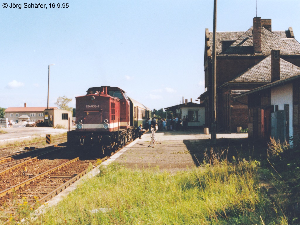 Blick nach Osten auf den unteren Bahnhof von Pneck. 204 638 hielt am 15.9.95 noch am Hausbahnsteig von Gleis 1.