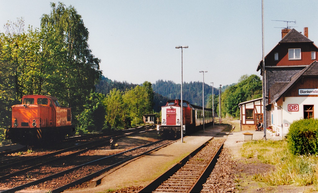 Blick nach Sden auf 202 527, die am 18.5.98 in Blankenstein am Bahnsteig wartete, whrend die Werkslok durch Gleis 4 fuhr.

