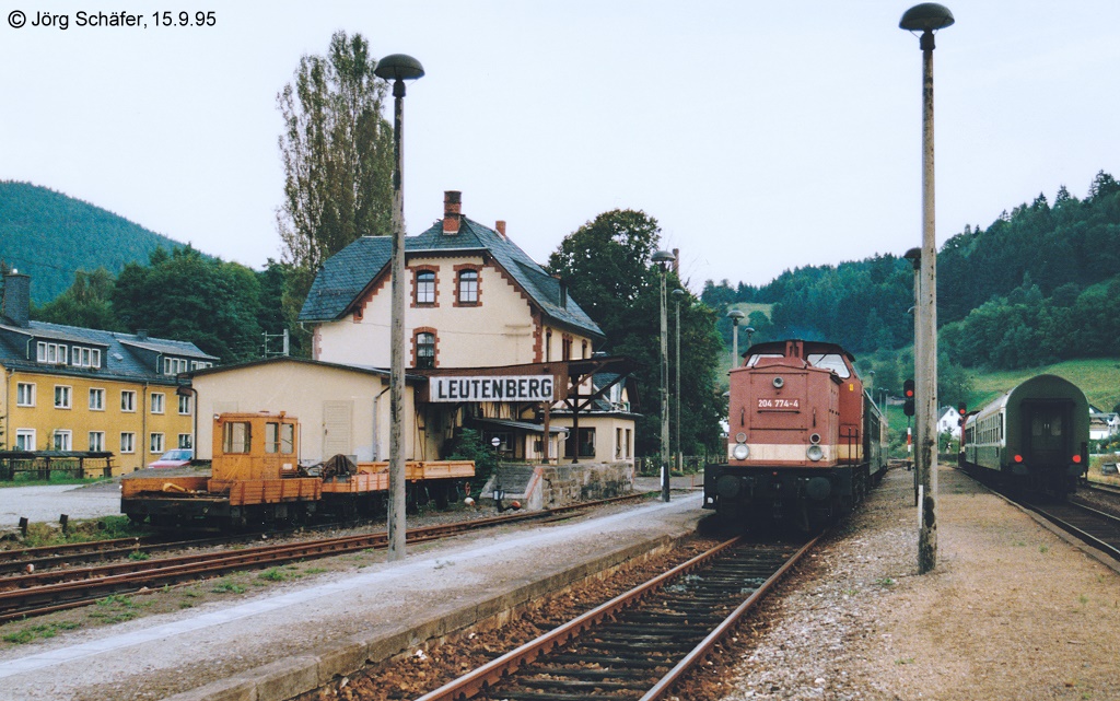 Blick nach Sden auf eine auerplanmige Zugkreuzung in Leutenberg am 15.9.95: 204 774 war mit ihrer Regionalbahn nach Saalfeld zwar pnktlich, der Gegenzug hatte aber 20 Minuten Versptung.