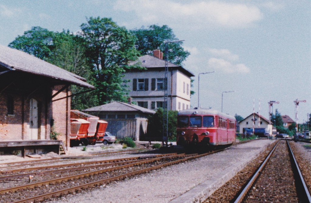 Blick nach Sden auf den Bahnhof Feuchtwangen im Mai 1985: Ein Akkutriebwagen der Baureihe 515 lsst als N 6146 nach Dombhl Fahrgste ein- und aussteigen.