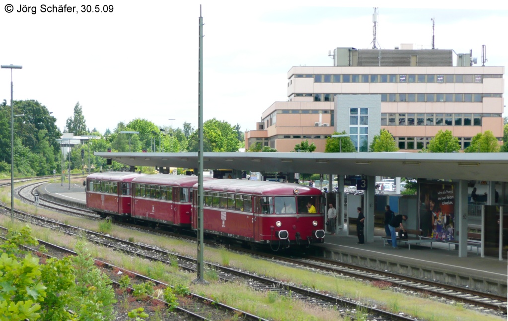 Blick nach Sden auf den Bahnhof Amberg. Der Schienenbus 798 776 wartet am Bahnsteig von Gleis 3 auf den nchsten Einsatz nach Schnaittenbach. 