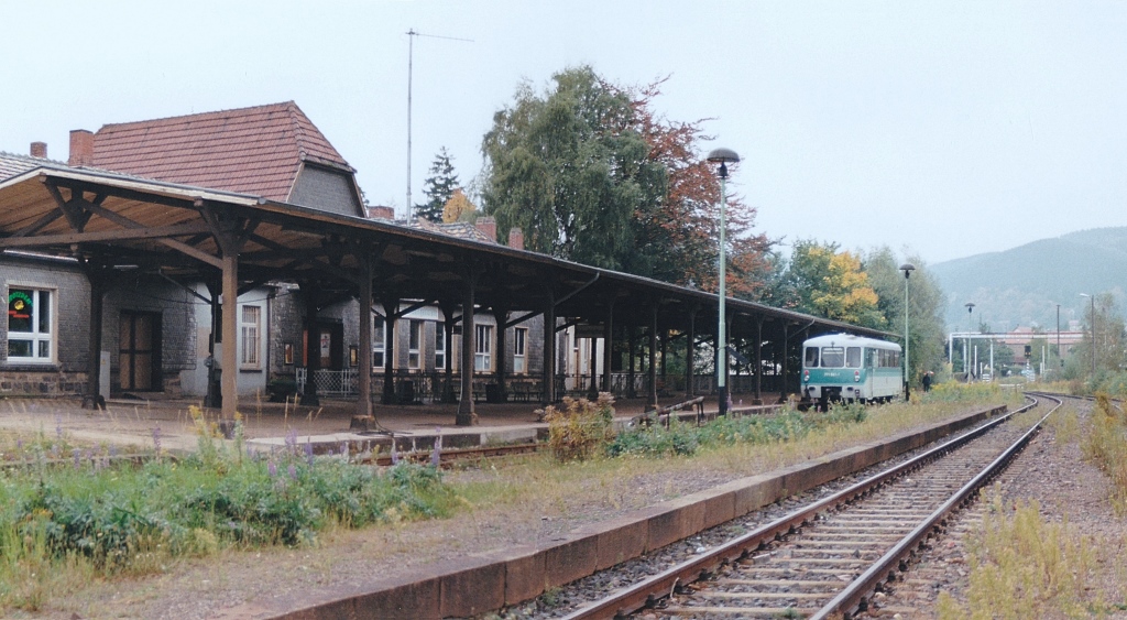 Blick nach Sdosten auf 772 120 und 972 720 im Bahnhof Friedrichroda. Von den einstmals umfangreichen Gleisanlagen wurde nur noch das Streckengleis bis zum Empfangsgebude genutzt.  