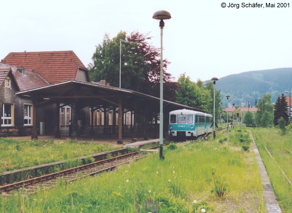 Blick nach Sdosten auf 772 120 und 972 720 im Bahnhof Friedrichroda. Von den einstmals umfangreichen Gleisanlagen wurde nur noch das Streckengleis bis zum Empfangsgebude genutzt.  