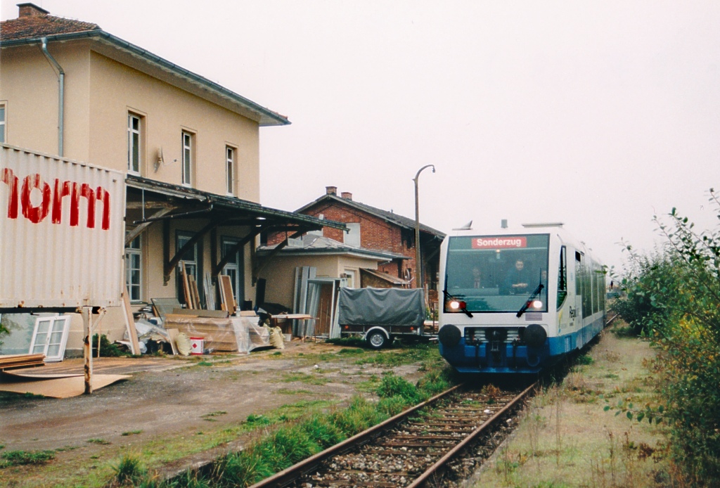 Blick nach Sdosten auf Fremdingen: Der Bahnhof wurde Anfang der 1990er Jahre verkauft und verkam zusehends. Das zweite Gleis lag zwar am 13.10.95 noch, war aber schon stark angerostet und teilweise mit Struchern bewachsen. Heutzutage sieht es dort leider noch schlimmer aus.