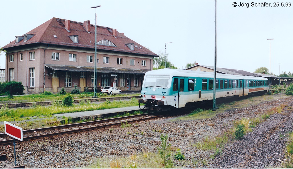 Blick nach Sdwesten (1 von 4): Selb ist als „Porzellanstadt“ bekannt, und bis 1980 kam ein Groteil der Rohstoffe auf der Schiene nach Oberfranken. Der Bahnhof Selb Stadt hatte in seinen besten Zeiten eine Lnge von 1.090 Metern. Sechs Bahnhofsgleise mit Nutzlngen bis zu 283 m lagen vor dem Empfangsgebude. 


