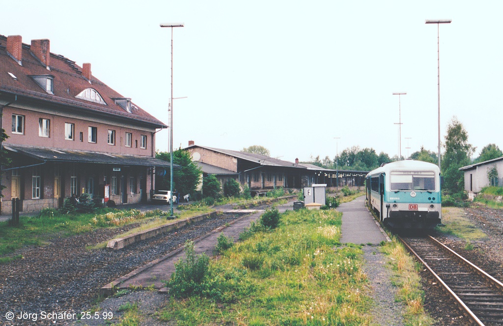 Blick nach Sdwesten (4 von 4): Eine private Schrottfirma begann am 11.11.1996 mit dem Abbau der Bahnhofsgleise und aller Gterbahnhofsgleise. Auerdem wurden smtliche Weichen ausgebaut. Der  Bahnhof  Selb Stadt besteht mittlerweile nur noch aus einem Gleis. 

