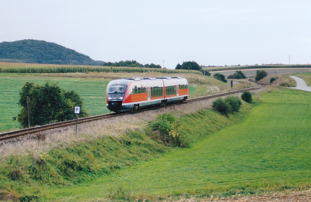 Blick nach Sdwesten auf den aus Rothenburg kommenden 642 069. Am 17.9.02 fehlen nur noch 500 Meter, bis er in Steinach wieder einmal am Bahnsteig wenden kann.  