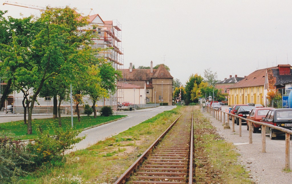 Blick nach Westen auf den Bahnhof  Neustadt/Aisch Stadt  am 23.9.93. Bahnsteigkante und Ladegleis waren schon verschwunden, dafr wurde der umgebende Platz grtenteils fr PKW-Stellpltze genutzt. 