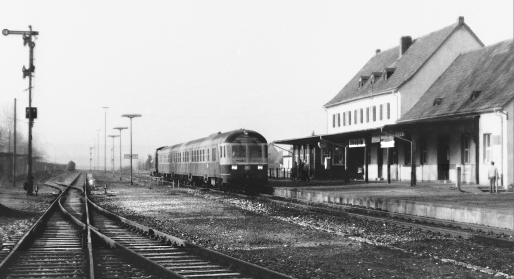 Blick nach Westen auf den Bahnhof Illesheim im August 1988. Alle Gleise und Bahnsteige wirken gepflegt und benutzt. Links vom Bild liegt brigens eine US-Kaserne, die heute noch den Treibstoff fr ihre Hubschrauber mit Kesselwagen auf der Schiene bekommt. 
