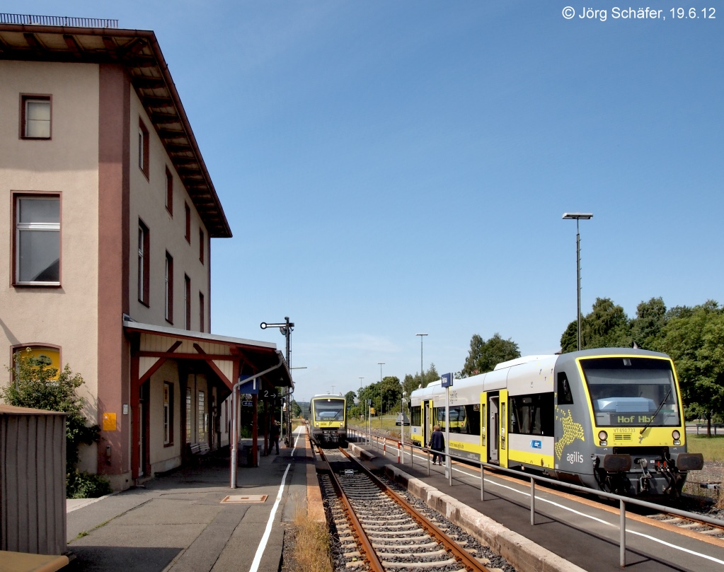 Blick nach Westen auf den Bahnhof Rehau am 19.6.12. Vorne beim Empfangsgebude wartet VT 733 als RB nach Hof und hinten VT 718 als RB nach Selb.