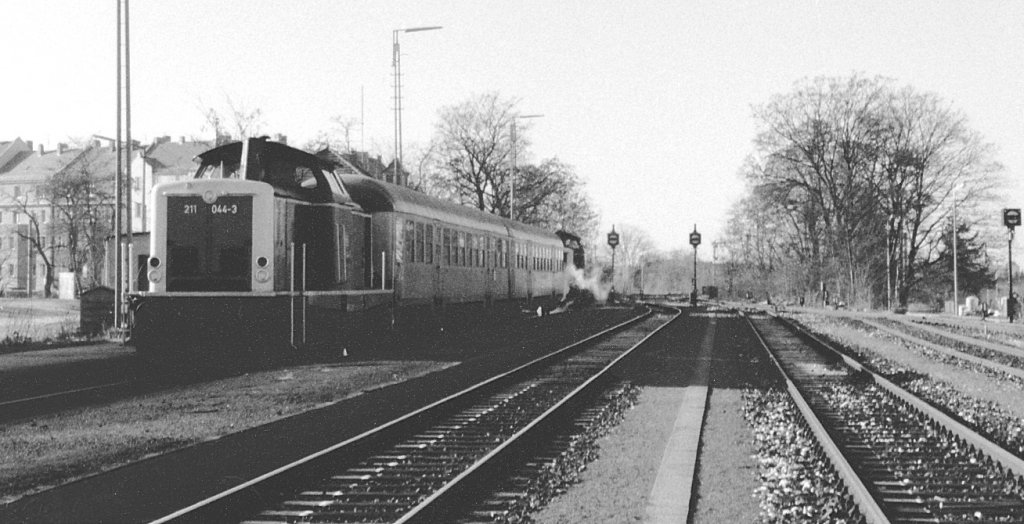 Blick nach Westen auf den Nrnberger Nordostbahnhof am 24.1.91. Links steht 211 044 mit einem Nahverkehrszug abfahrbereit. Damals lagen noch fast alle Gleise, neben denen zahlreiche Formsignale standen. Bild 486658 zeigt eine hnliche Perspektive 17 Jahre spter...