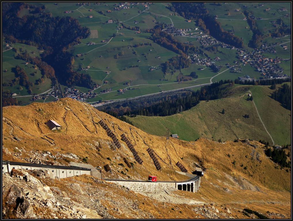 Blick vom Niesen hinunter nach Mlenen, wo die Niesenbahn neben der neuen BLS Haltestelle beginnt. (22.10.2012)