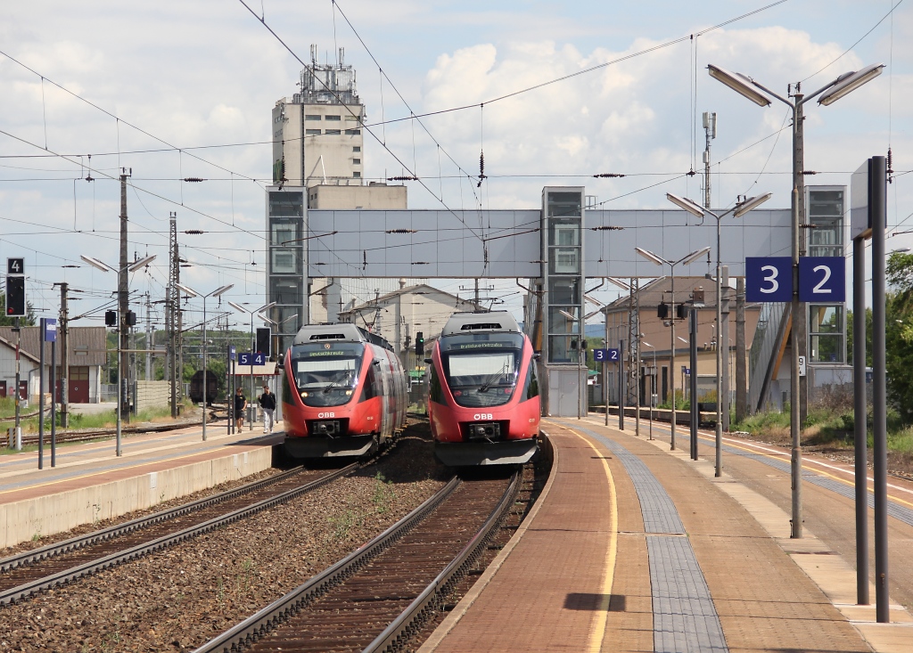 Blick vom nrdlichen Bahnsteig-Ende von Gleis 2/3 auf die Station Gramatneusiedl wo gerade zwei 4124er nach Deutschkreutz und Bratislava-Petrzalka halten. Aufgenommen am 14.05.213.