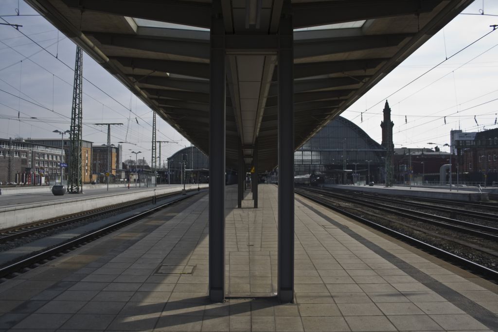 Blick vom Nordende des Bahnsteigs 5/6 in Richtung des Bremer Hauptbahnhofs