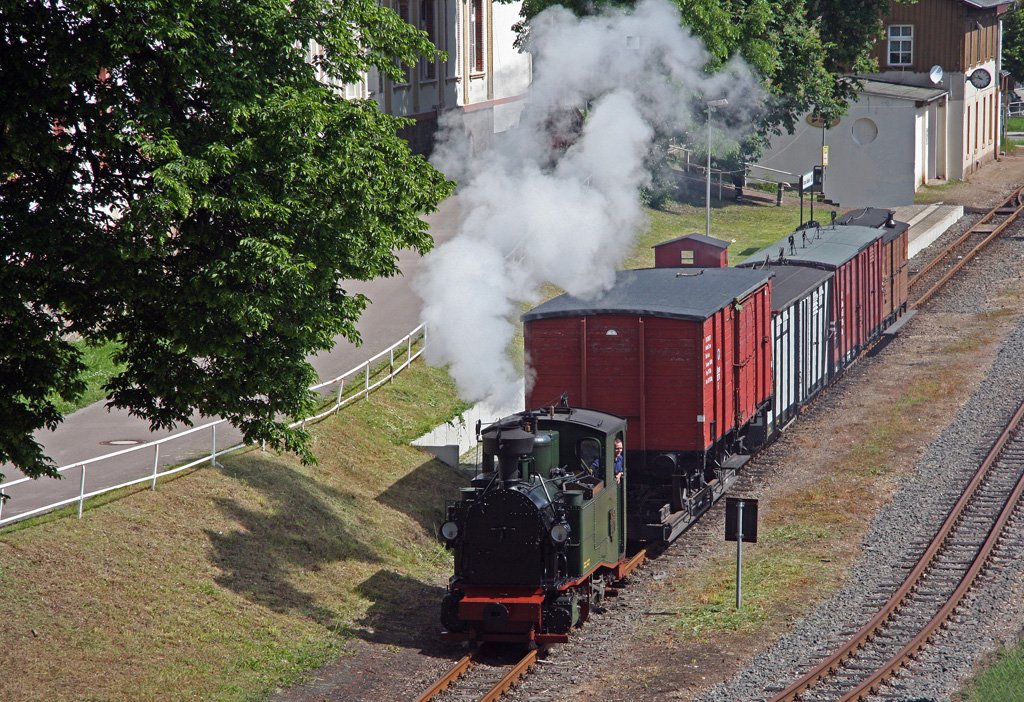 Blick vom  O  wie oben oder O-schatz auf den, im Bahnhof Oschatz-Sd haltenden, Zug.