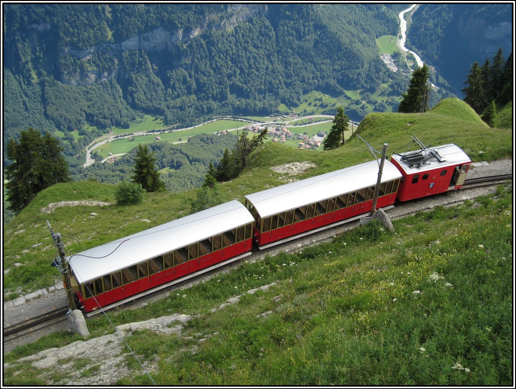 Blick von oben auf einen Zug der Schynige-Platte-Bahn, aufgenommen am 18.07.2010.