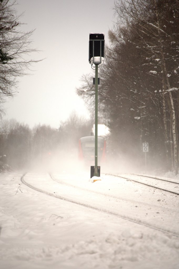 Blick vom stlichen Gleisvorfeld auf den Bahnhof Neukirch (Lausitz) West.
Der hier 90 Stundenkilometer fahren drfende  RE nach Dresden , gebildet durch 2 Desirios (?) wirbelt sehr viel Pulverschnee auf, so da das westliche KS Signal nur zu erahnen ist. 