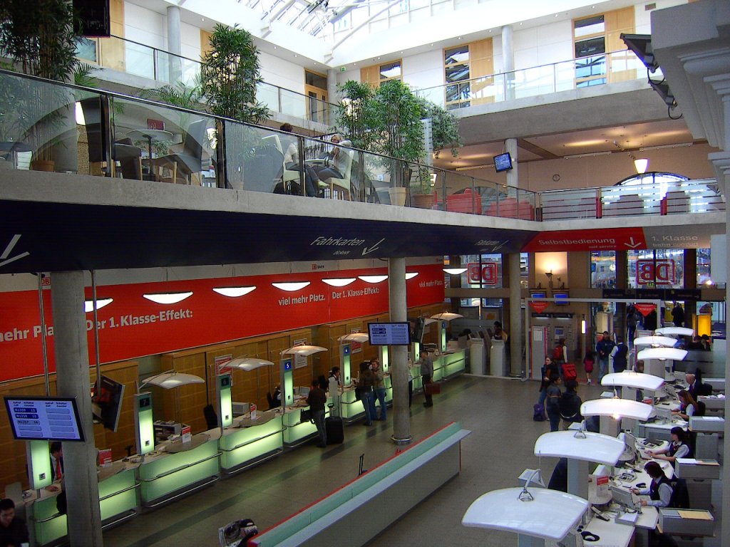 Blick in das Reisezentrum des Hauptbahnhofes in Frankfurt am Main, Fotografie vom Aufgang zur Lounge (2009)