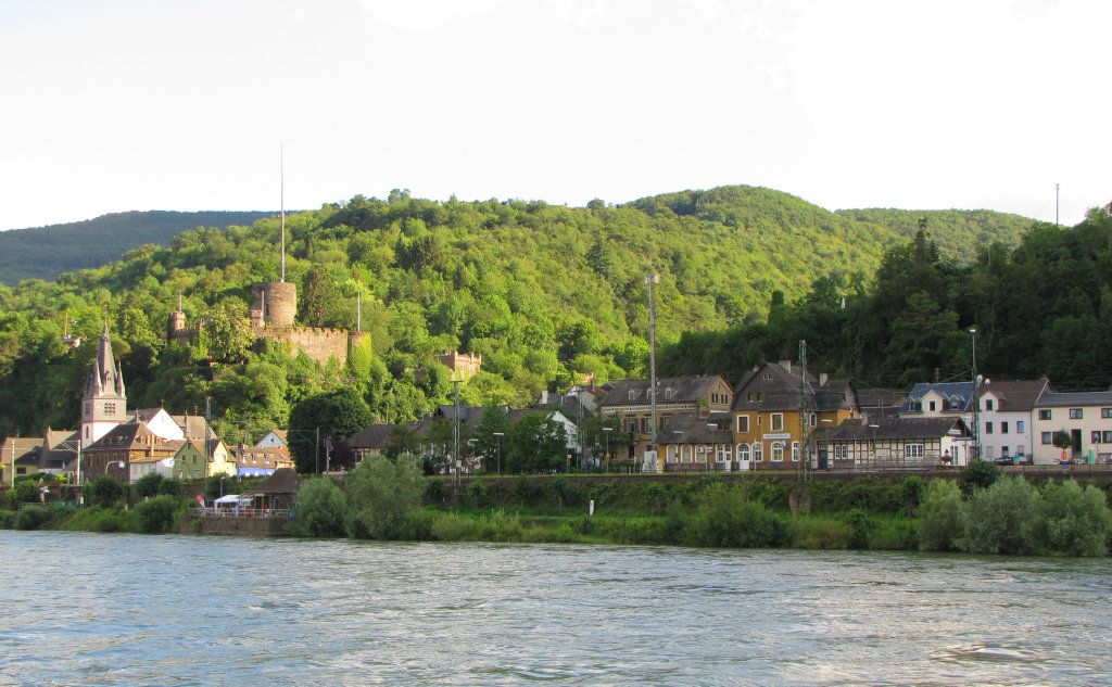 Blick vom Rhein am 07.07.2012 auf den Bf Niederheimbach zwischen Bingen und Koblenz.