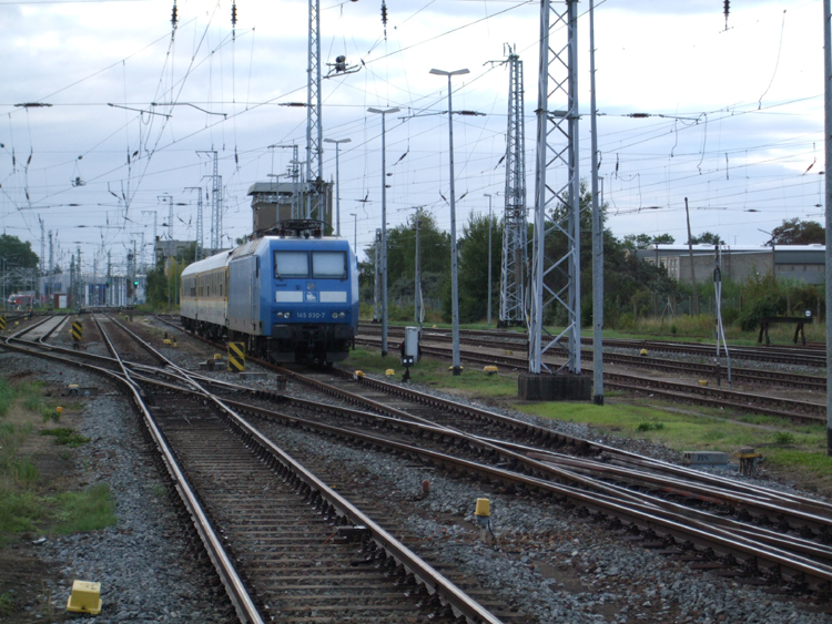 Blick Richtung Abstellgruppe ergab 145 030-7 abgestellt mit Messzug im Rostocker Hbf.(01.09.10)