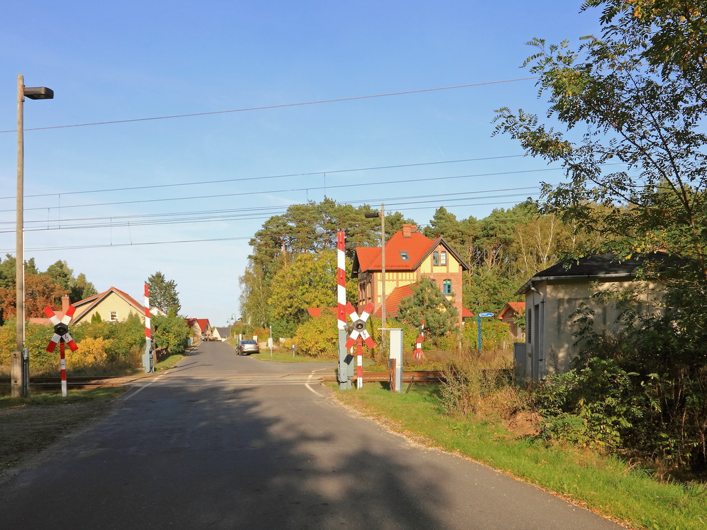 Blick in Richtung Elsterwerda auf den Bahnbergang mit ehemaliger Schrankenbude bei Klein Ziescht (b. Baruth/Mark) am 13. Oktober 2012.