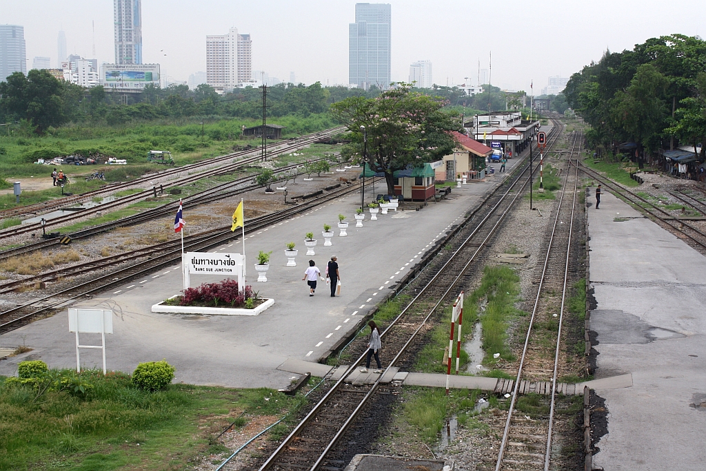 Blick Richtung Hua Lamphong vom bergangssteg auf den Bahnsteig fr die Zge der Northern- und North-Eastern-Line des Bf. Bang Sue Junction am 16.Mrz 2011. Rechts im Bild der Bahnsteig fr die Zge der Southern-Line.