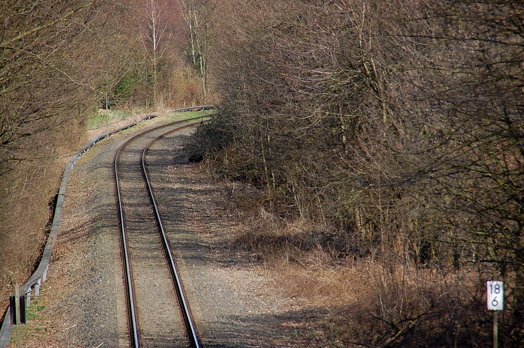 Blick Richtung Osten an der alten Rheinischen Eisenbahnlinie von Dsseldorf Gerresheim nach Wuppertal. Die ehemals zweigleisige Strecke endet hier kurz nach der Kurve in Hahnenfurt an einem Zementwerk. 20.3.2011 