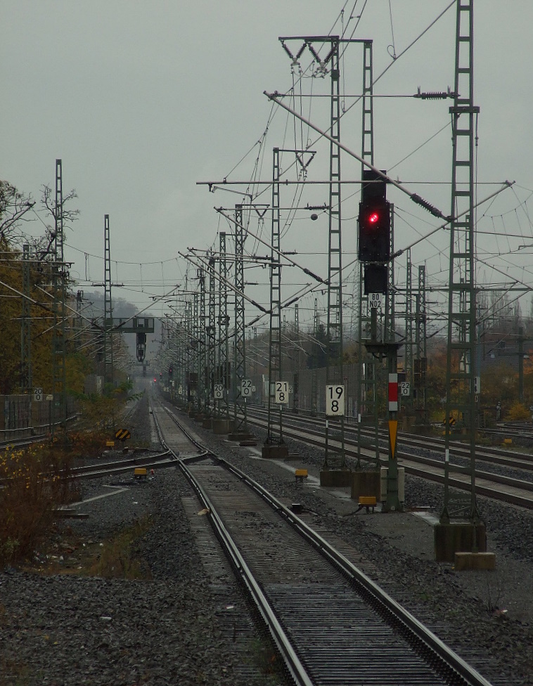Blick in Richtung Sden vom Bahnsteig Gleis 2 in Troisdorf.6.11.2010