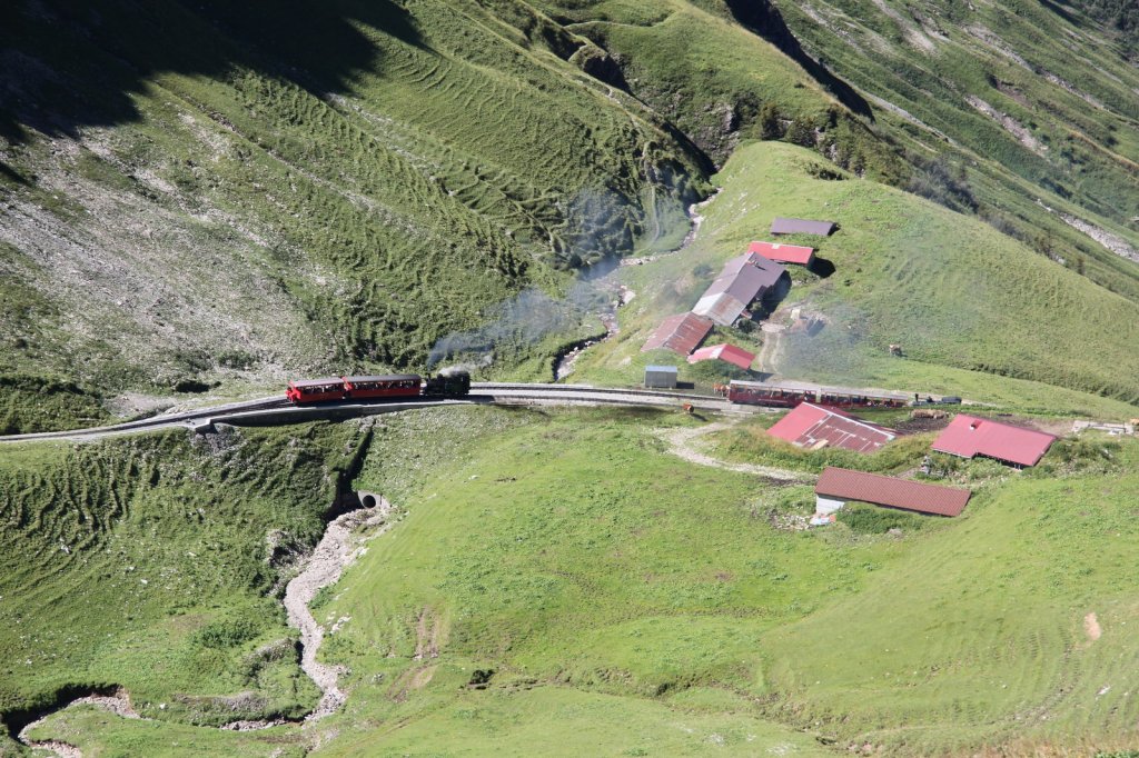 Blick von der Rothorn Station auf die Kreuzungsstelle Oberstafel mit zwei Zgen.27.08.12