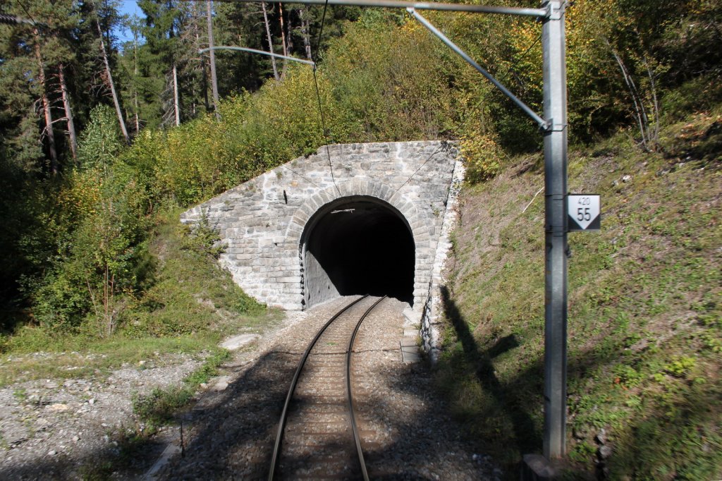Blick rckwrts aus dem Aussichtswagen auf die kurvenreiche Strecke der Arosabahn,im Bild einer von insgesamt 19 Tunnel.29.09.11

