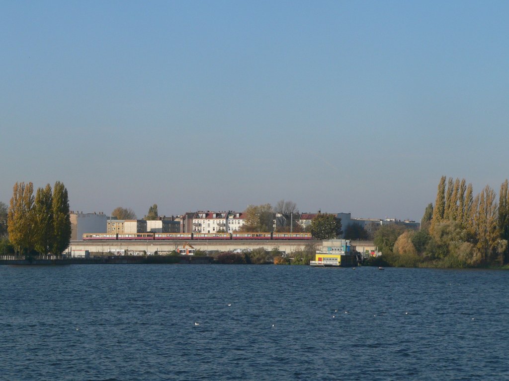 Blick vom Rummelsburger Ufer auf eine S-Bahn zwischen Ostkreuz und Treptower Park, 31.10.2009