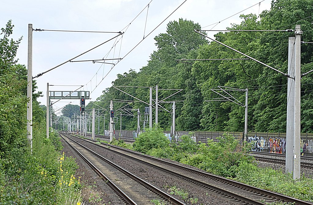 Blick von S-Bahnhof Karl-Wiechert-Allee, auf die Ausfahrtsignale in Richtung Lehrte, am 13.04.2011.