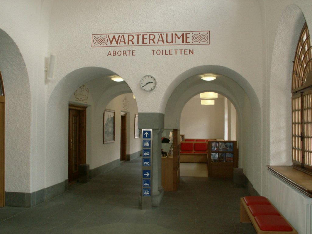 Blick in die Schalterhalle des neu umgebauten und restaurierten Bahnhof Scuol-Tarasp im Unterengadin.06.07.10